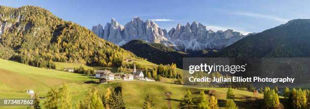 santa maddalena alta and the val di funes in the dolomites, italy. - santa maddalena foto e immagini stock