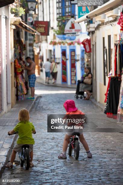 spanish cities, cordoba old town, narrow streets in the historical part of the city, spain - cordoba spanien stock-fotos und bilder