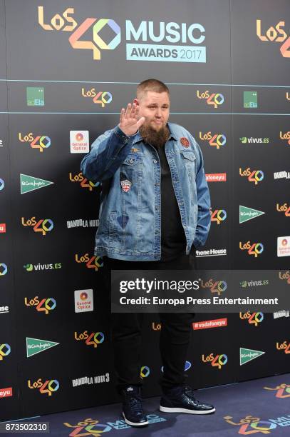 Rag'n'Bone Man attends '40 Principales Awards' 2017 on November 10, 2017 in Madrid, Spain.