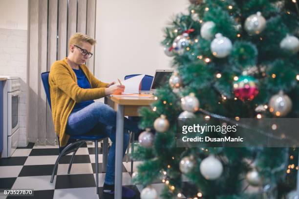 foto van de gelukkige vrouw met laptopcomputer en kerstboom - ambiance bureau stockfoto's en -beelden