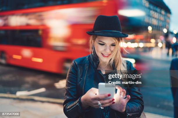 schattig meisje in londen met smartphone - london bus stockfoto's en -beelden