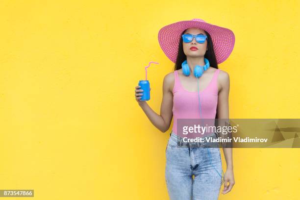 donna in abito rosa con la latto blu - cappello per il sole foto e immagini stock