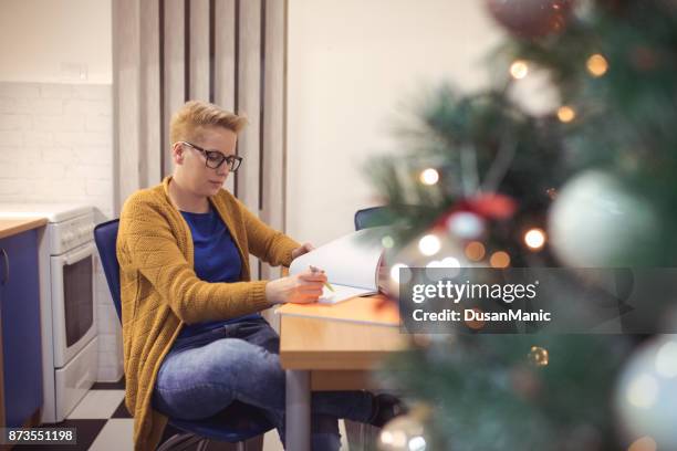 foto van de gelukkige vrouw met laptopcomputer en kerstboom - ambiance bureau stockfoto's en -beelden