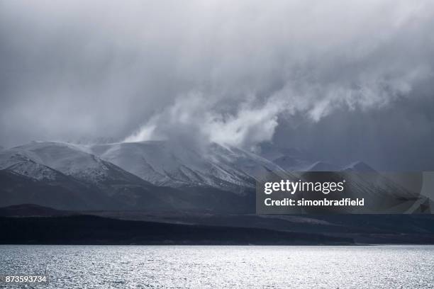 lake dunstan und südalpen, otago, neuseeland - lake dunstan stock-fotos und bilder