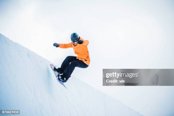 女滑雪半管落地 - half pipe 個照片及圖片檔