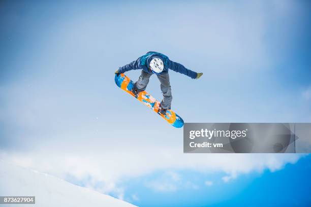 snowboarder, die durchführung einer rute greifen - snowboard stock-fotos und bilder