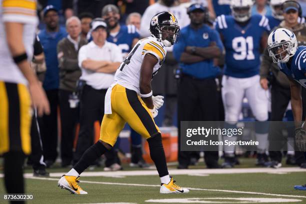 Pittsburgh Steelers wide receiver Antonio Brown looks back at Pittsburgh Steelers quarterback Ben Roethlisberger during the NFL game between the...