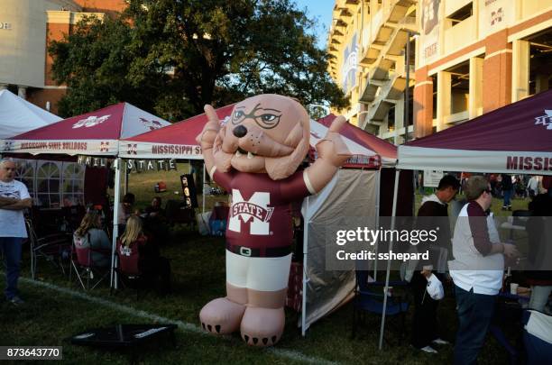 dichtes auffahren zelt an der msu - alabama crimson tide mascot stock-fotos und bilder