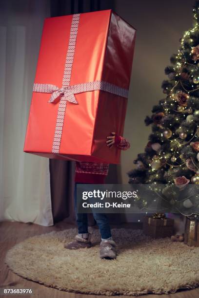 regalo de navidad - giant fotografías e imágenes de stock