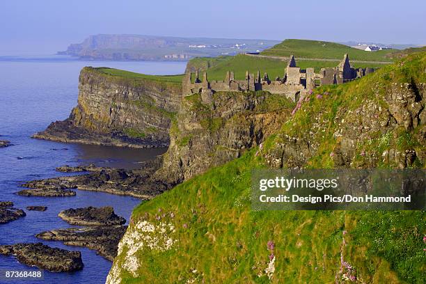 dunluce castle - design pics don hammond stock-fotos und bilder