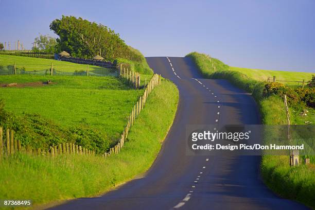 road in northern ireland - design pics don hammond stock-fotos und bilder