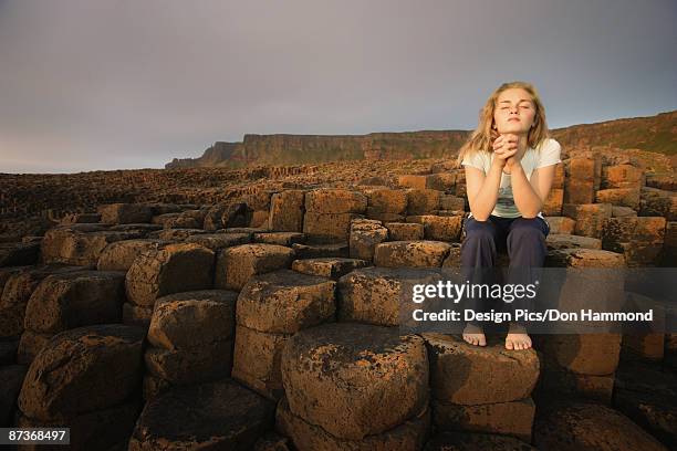 woman at giant's causeway - design pics don hammond stock-fotos und bilder