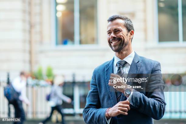 persona de negocios exitosa expresando emoción positiva - politician fotografías e imágenes de stock