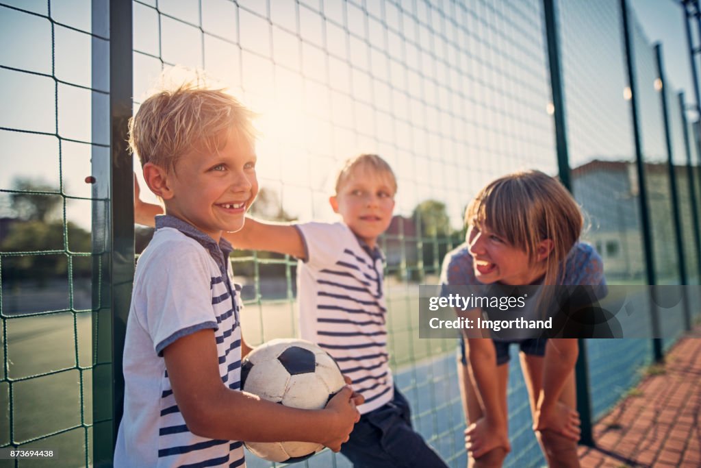 Enfants s’amusant à la Cour de récréation