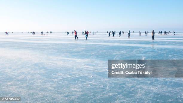 skaters on lake balaton - ijsbaan stockfoto's en -beelden