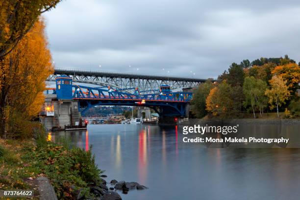 fremont bridge in seattle, washington - fall in seattle fotografías e imágenes de stock