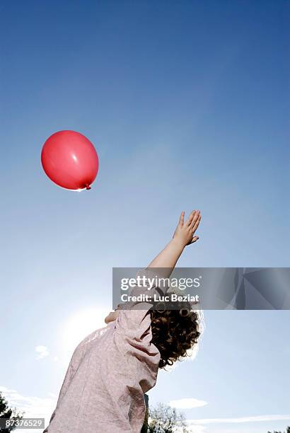 3 years old girl throwing a balloon - lost item ストックフォトと画像