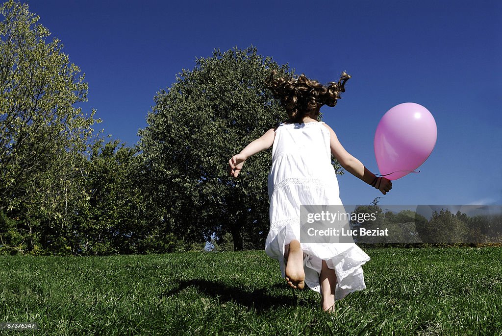 5 years old girl holding a balloon
