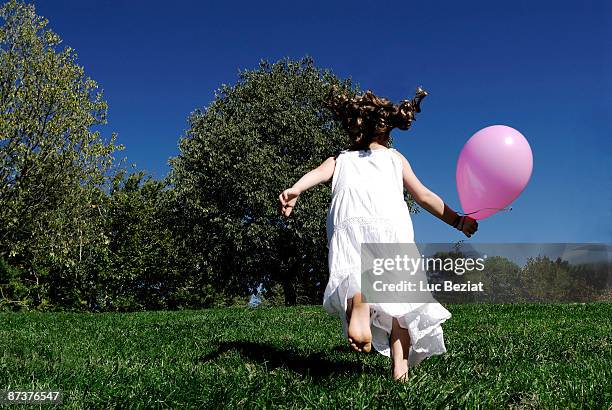 5 years old girl holding a balloon - 4 5 years foto e immagini stock