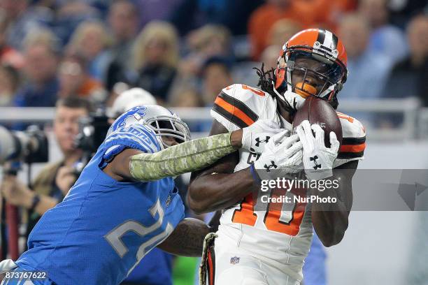 Cleveland Browns wide receiver Sammie Coates catches a pass while being guarded by Detroit Lions cornerback Nevin Lawson during the first half of an...