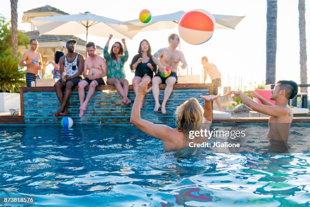 豪華なスイミング プールで遊んで友達 - pool party ストックフォトと画像