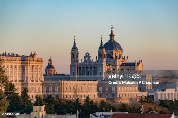 royal palace and cathedral of saint mary, madrid - koninklijk paleis van madrid stockfoto's en -beelden