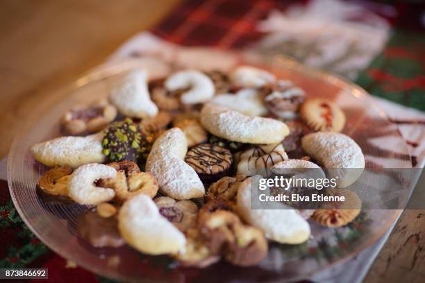 a plate of german christmas cookies - biscuit stock-fotos und bilder