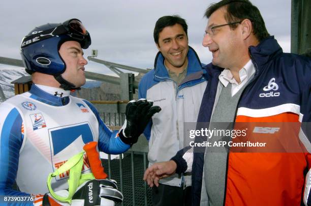 Le ministre de la Jeunesse et des Sports Jean-François Lamour discute avec Davis Poisson , descendeur de l'équipe de France de ski, et le maire de...