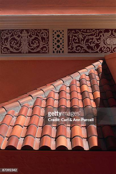 tile roof - ann purcell stockfoto's en -beelden