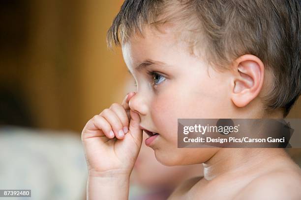 little boy picking nose - picarse la nariz fotografías e imágenes de stock