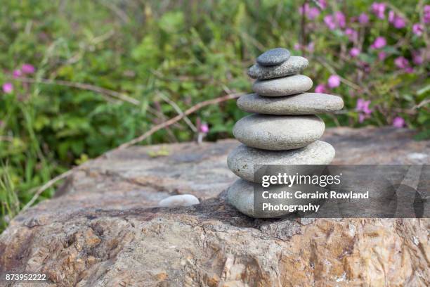 a scottish cairn - steinpyramide stock-fotos und bilder