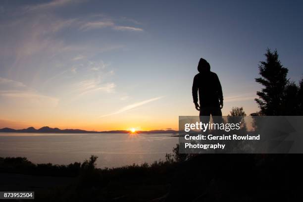 enjoying the sunset, scotland - insel jura stock-fotos und bilder