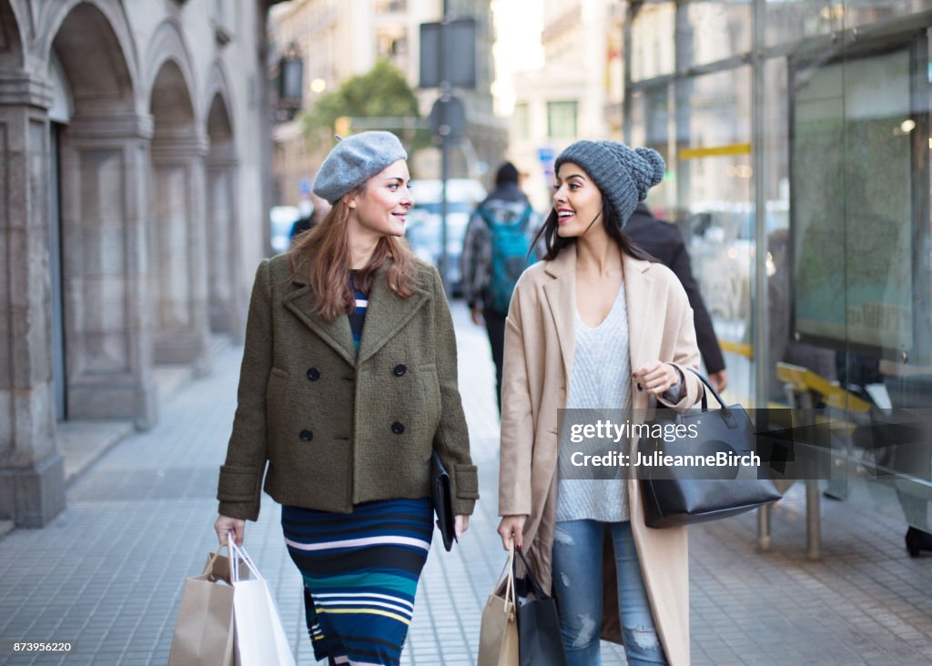 Amigos ir de compras en la ciudad