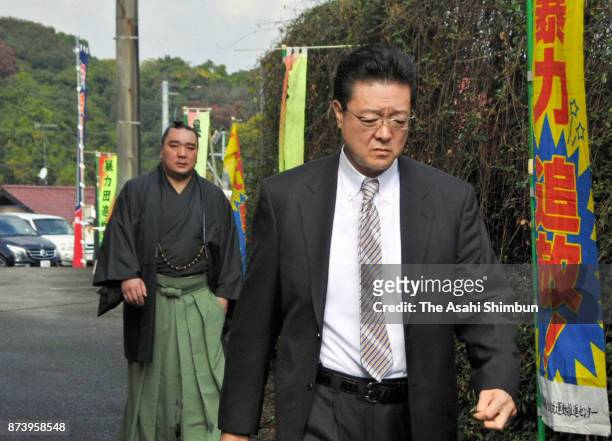 Mongolian Yokozuna Harumafuji and his stabelmaster Isegahama are seen after unable to meet Takanoiwa and his stablemaster Takanohana on November 14,...