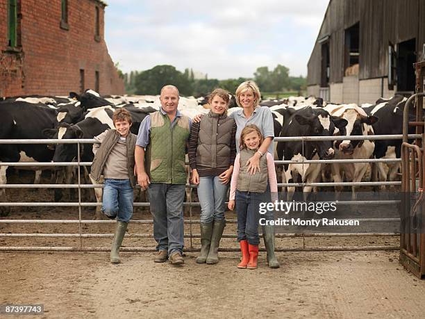 farmer and family with cows - agriculteur local photos et images de collection