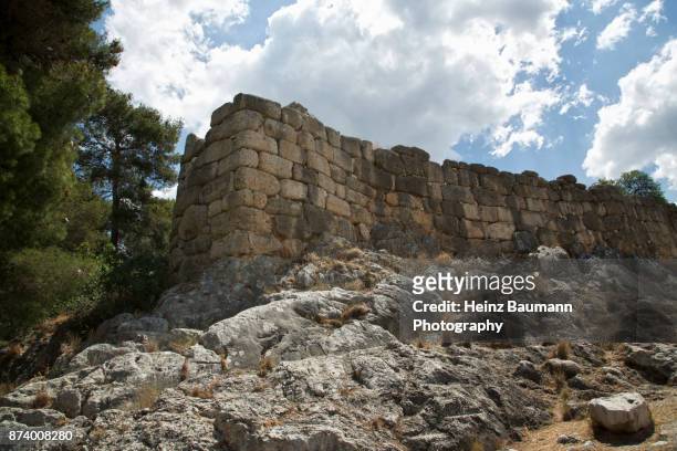 protective wall around mycenae, peloponnese, greece, mycenaean civilization - heinz baumann stock-fotos und bilder