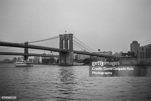 manhattan brooklyn bridge, new york betches mobile call - elevator bridge ストックフォトと画像