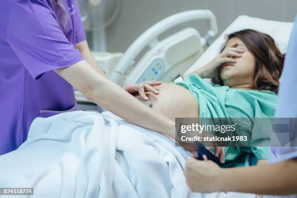 att undersöka magen på en gravid kvinna - barnafödsel bildbanksfoton och bilder