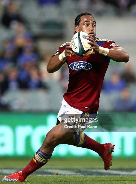 Fetu'u Vainikolo of the Highlanders in action during the round 14 Super 14 match between the Western Force and the Highlanders at Subiaco Oval on May...