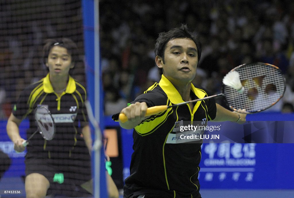 Malaysia's Mohd Fairuzizuan Mohd Tazari and Wong Pei Tty compete