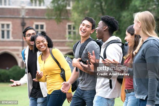 making new friends at college - college campus students fotografías e imágenes de stock