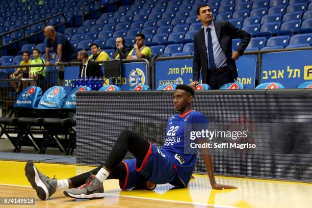 Muhaymin Mustafa, #22 of Anadolu Efes Istanbul warming up during the 2017/2018 Turkish Airlines EuroLeague Regular Season Round 7 game between...