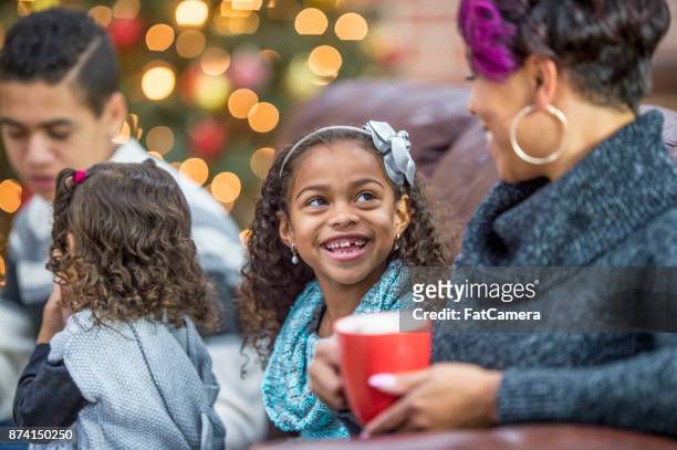 weihnachten mit der familie - family on couch with mugs stock-fotos und bilder