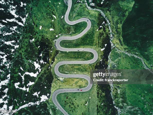 julier passstrasse in der schweiz im herbst - aerial view stock-fotos und bilder
