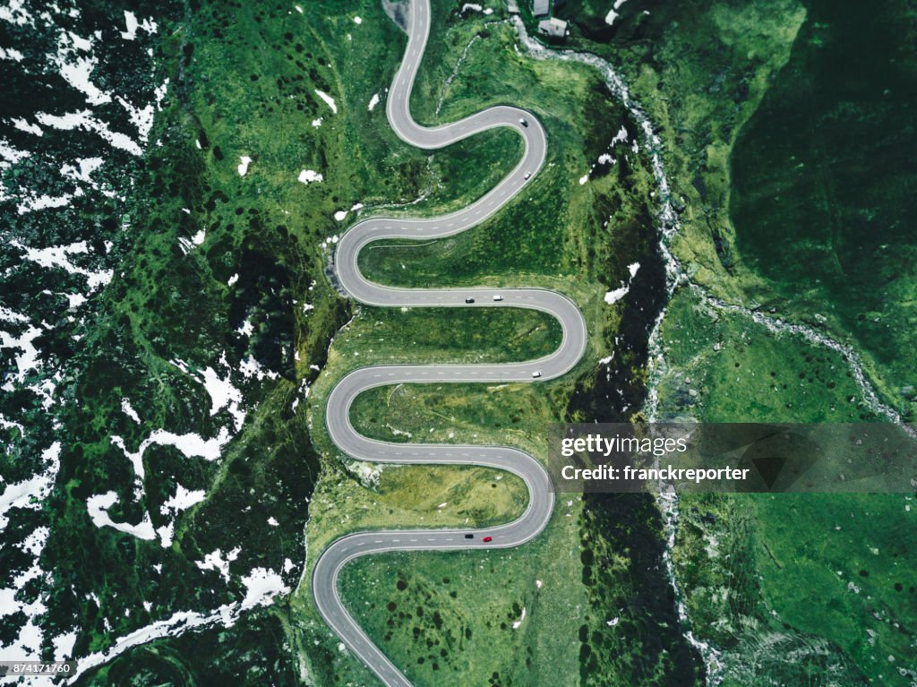 Julier pass road en Suiza en otoño
