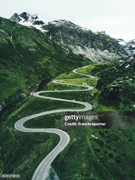 julier pass road in switzerland in autumn - estrada de montanha imagens e fotografias de stock