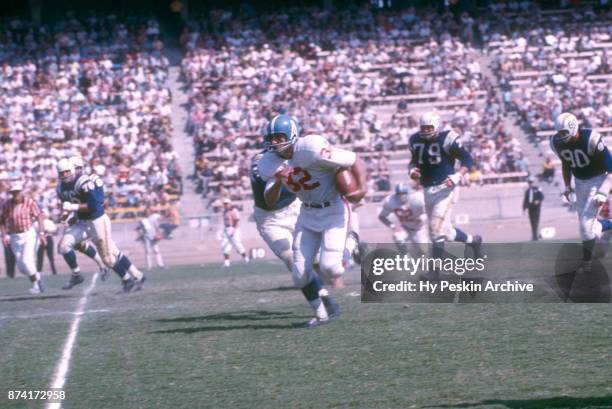 Dave Smith of the Houston Oilers runs with the ball during an NFL game against the San Diego Chargers on September 23, 1962 at Balboa Stadium in San...