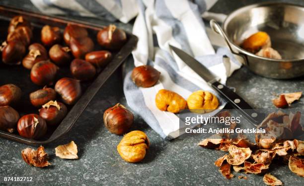 roasted chestnuts. - chataignes photos et images de collection