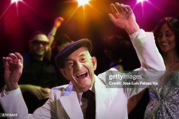 hispanic senior man dancing in nightclub - sortir en boîte de nuit photos et images de collection