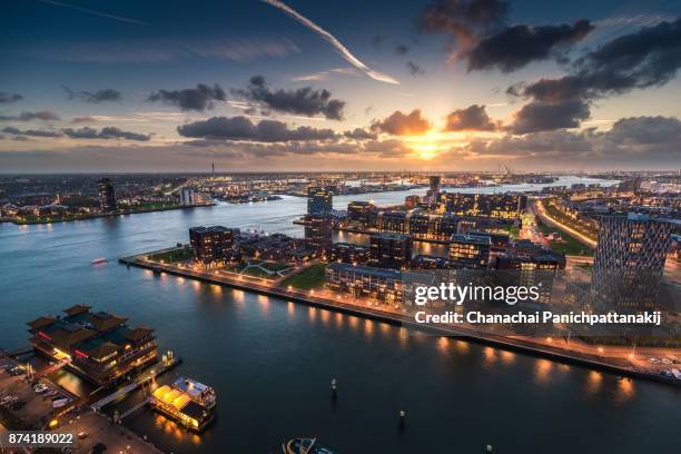 sunset scene over rotterdam city, netherlands - rio nieuwe maas fotografías e imágenes de stock